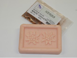 Rastlinsko milo obarvano z rastlinskim barvilom Rubia