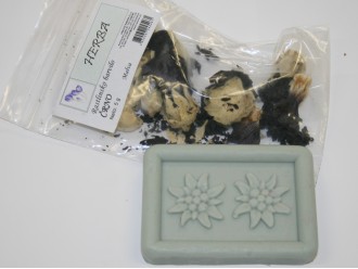 Rastlinsko milo obarvano rastlinskim barvilom Malva