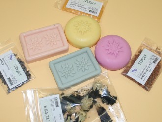 Rastlinska mila obarvana z naravnimi rastlinskimi barvili